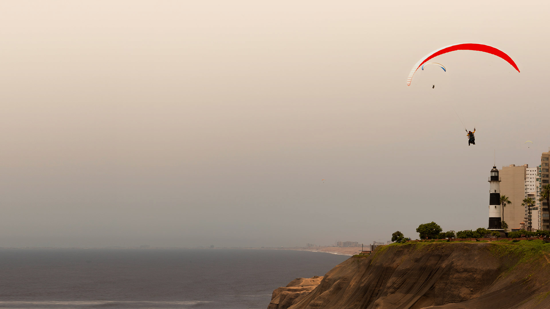 Parapente en la Costa Verde de Lima